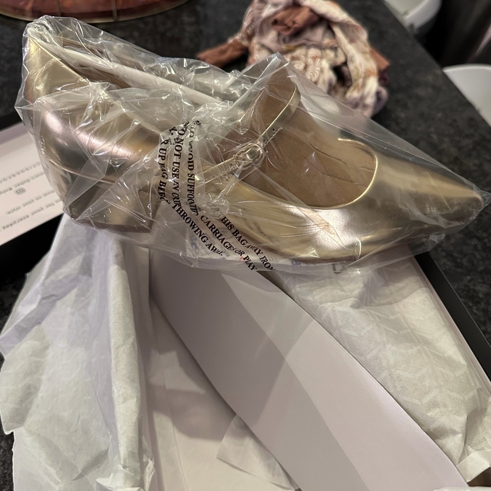 marc fisher - gold pumps heels